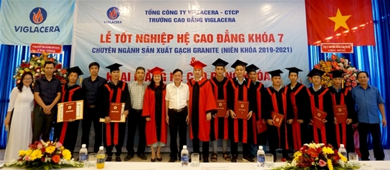 Lễ bế giảng, trao bằng tốt nghiệp cao đẳng chuyên ngành Sản xuất gạch Granite khóa 7 và khai giảng lớp KTT1.CĐ.K9 Chuyên ngành Sản xuất sản phẩm Kính, thủy tinh Khóa 9