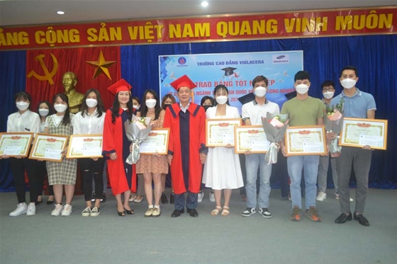 Lễ trao bằng khen và bằng tốt nghiệp cho sinh viên K18